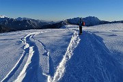 56 Pestando neve battuta con vista in Venturosa